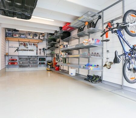 Ako efektívne zostaviť a naplánovať úložné riešenia v dome - elfa garage storage interior click in system classic 2019 08 1 web 450x390 1