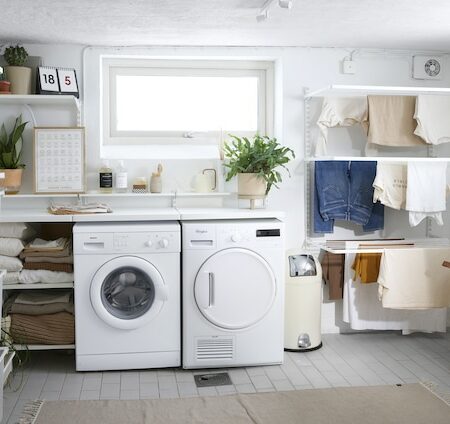 Ako efektívne zostaviť a naplánovať úložné riešenia v dome - elfa laundry cleaning interior click in system classic 2021 03 1 web 450x424 1